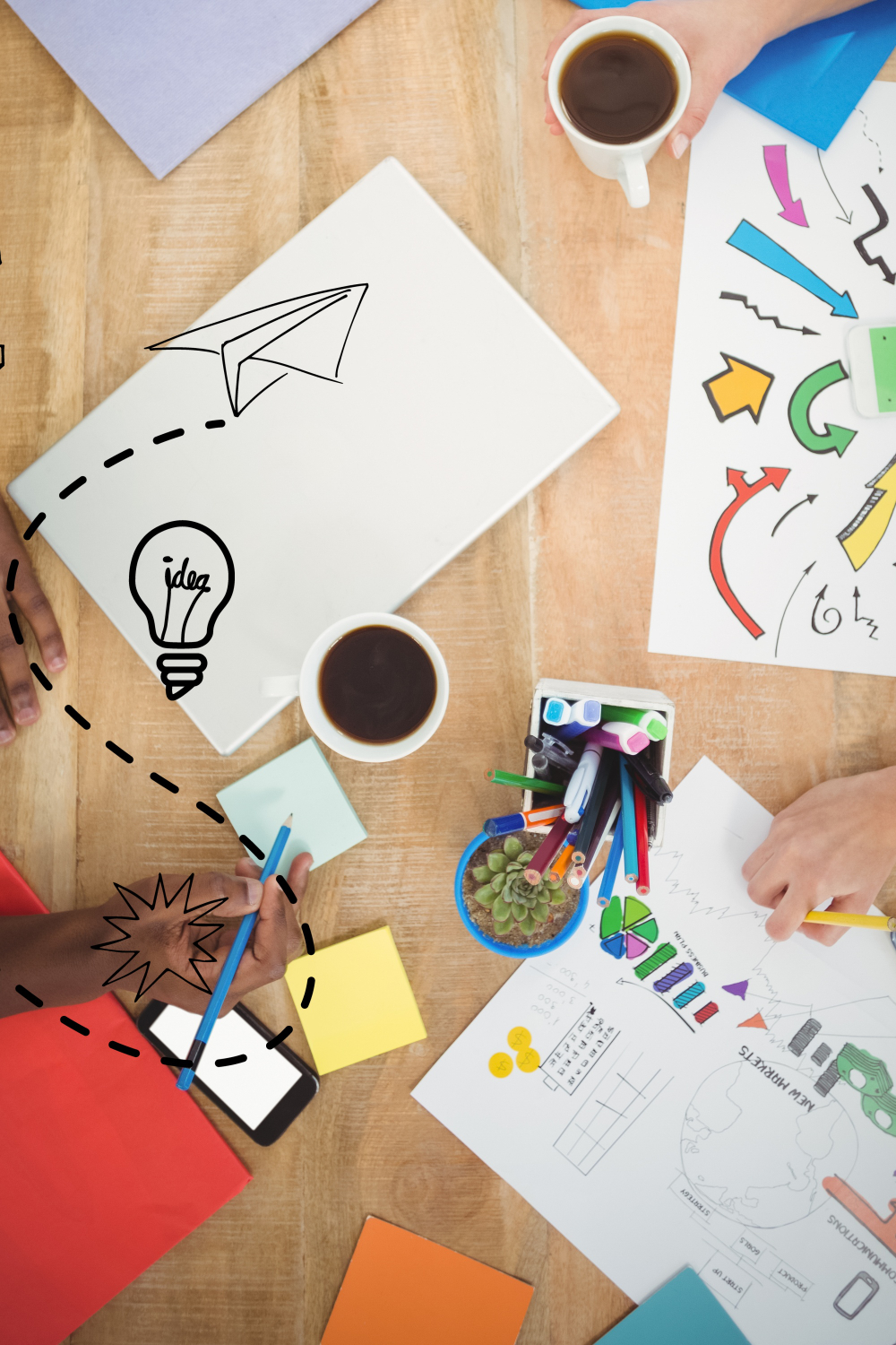 Feuilles éparpillées, un bureau pour un travail d'équipe.