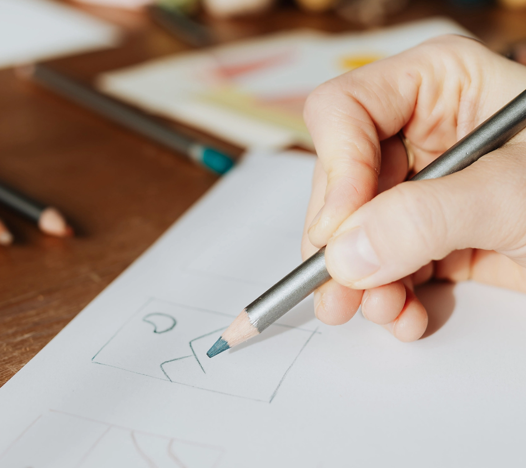 Photo d'un gros plan d'un graphiste qui dessine un logo